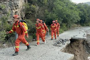 埃弗拉谈奥纳纳：面对定位球没主动拦截，这只是门将风格问题