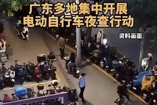 快乐无极限！游轮之旅继续，内马尔在船上打扑克，亲吻美女面颊